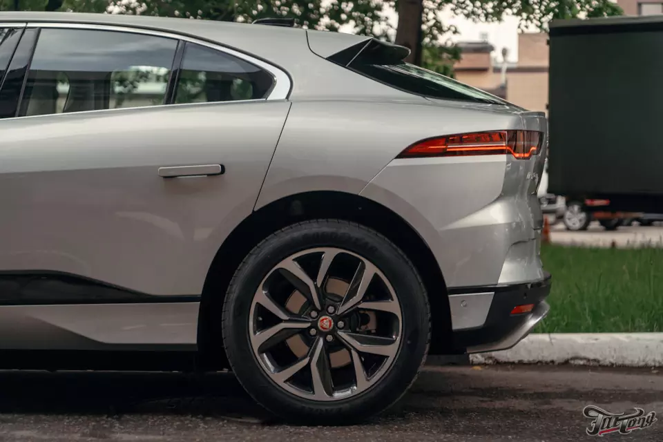 Jaguar i-pace. Шумоизоляция салона и оклейка всего кузова в глянцевый полиуретан Llumar